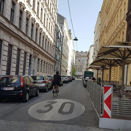 Gorgeous Viennese Apartment 10 Min To City Center Екстер'єр фото